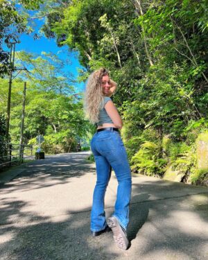 María Rubio Sánchez Instagram - Hakone en un día soleado para este girasol, que se va a recrear durante los siguientes tres meses en este viaje porque este año no va a hacer apenas vacaciones de verano ☀️
