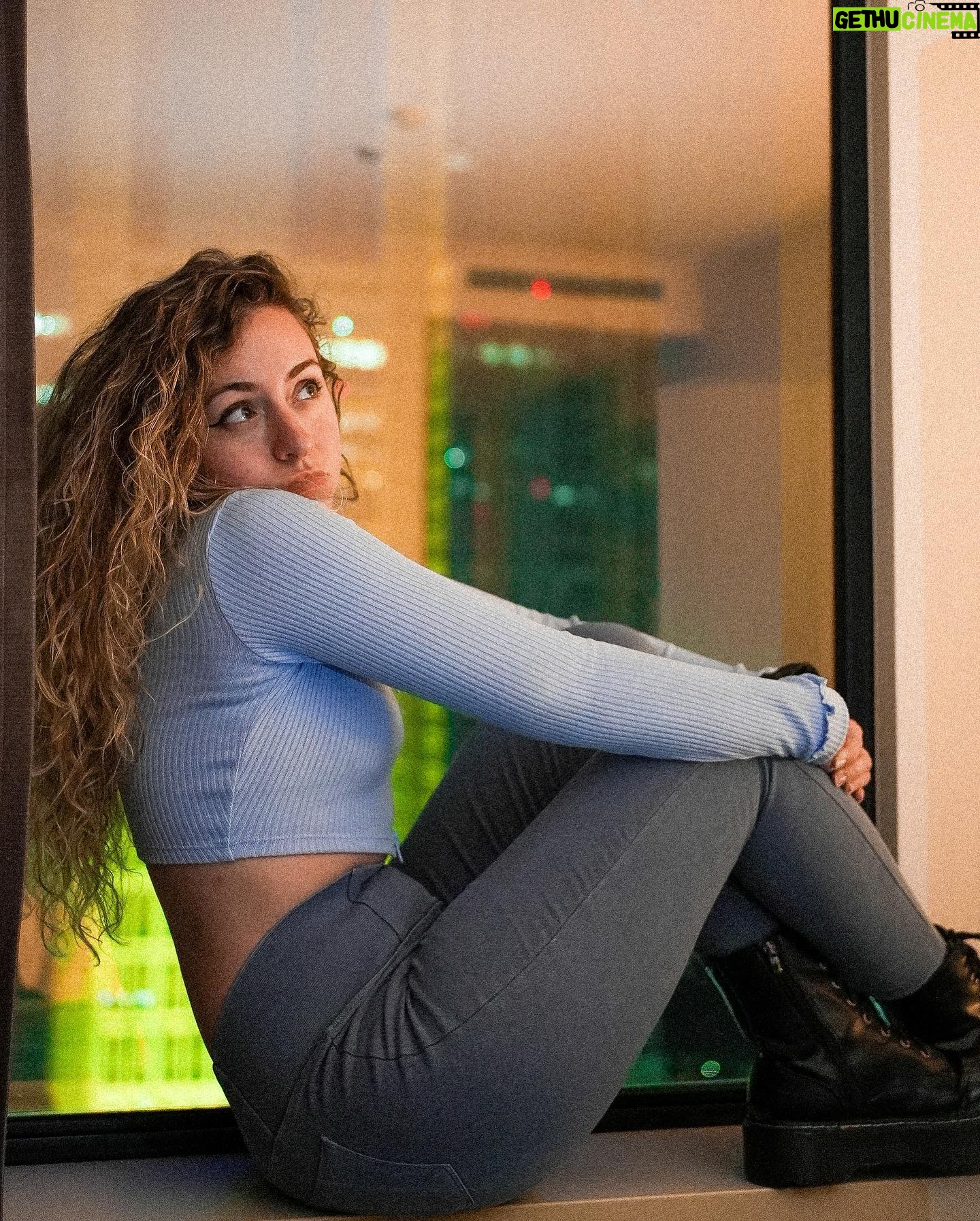 María Rubio Sánchez Instagram - Las vistas desde mi habitación en Tokio eran un sueño. Insisto en recomendaros @kayak para encontrar vuestro alojamiento ideal, la app es super intuitiva y es muy fácil encontrar ofertas super chachis. Yo lo que encontré fue un paisaje de locos y la definición de ECHAR DE MENOS, que es lo que siento ahora mismo cuando veo estas fotos. 🥹🙏🏻 #ad