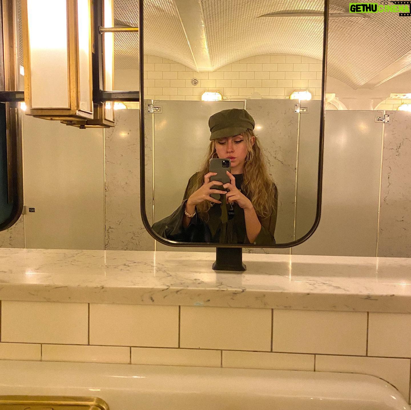 María Rubio Sánchez Instagram - 2o post recap de NY, y estas cosas a mí no se me dan bien. No me quedan aesthetic ni me acuerdo del orden de las cosas ni ná. Me dejáis un corazoncito en los comentarios? Cuántos más ❤️ menos tardo en subir el siguiente post con mis fotos favs de NY 😈
