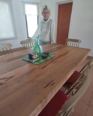 María Valenzuela Instagram - ¡Gracias @vacamistica! 🤩 Estamos felices con Male. Ahora tenemos una hermosa mesa para desayunar, comer y jugar al burako también 🙌🏼🙌🏼😂🤣

#mesa #maciza #VacaMística #Córdoba #muebles #accesorios 🎊🎉🎊💫✨🌹