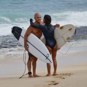 Mara Lopez Instagram - Ending a wild sesh with a hug from the worlds greatest, @kellyslater! 😍 ⁣⁣
⁣⁣
@rachelwilliamshawaii thank you for capturing this dreamy moment yesterday!  Sooooo insane 😚⁣ ⁣⁣
⁣
#hawaii #surf #worldchampion #surfer #surferphotos #northshore #wsl #haleiwa