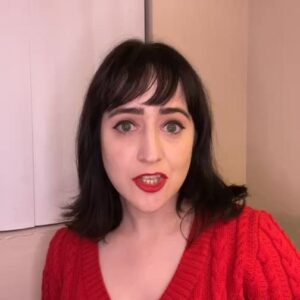 Mara Wilson Instagram - Time to do some signing! Remember you can always go to @streamily.live’s shop to buy a signed photo from me!