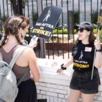 Mara Wilson Instagram - It’s my party, and I’ll strike if I want to! Celebrated my birthday by giving out cupcakes on the picket line. (You would strike, too, if it happened to you!) 🪧🧁 Photo by @samuelbraslow and @shutterstocknow #sagaftra #sagaftrastrong #sagaftrastrike #wgastrong #wgastrong #wgastrike