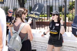 Mara Wilson Instagram - It’s my party, and I’ll strike if I want to! Celebrated my birthday by giving out cupcakes on the picket line. (You would strike, too, if it happened to you!) 🪧🧁

Photo by @samuelbraslow and @shutterstocknow 

#sagaftra #sagaftrastrong #sagaftrastrike #wgastrong #wgastrong #wgastrike