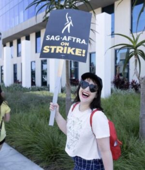 Mara Wilson Instagram - TFW you run into a photojournalist friend on the picket lines! Proudly @sagaftra since 1992, and supporting the WGA since forever.

#sagaftra #sagaftrastrong #sagaftrastrike #wgastrong #wgastrike