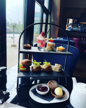 Mara Wilson Instagram - So long, beautiful Newcastle! Loved being at @comicconnortheast and meeting some of the NICEST people I’ve ever met!

Special shoutouts to the fans who gave me a box of Cheerios, the woman who NAMED HER DAUGHTER Mara after me (!!!), this adorable dog dressed as Stitch, lovely afternoon tea at @malmaison on the Quay, WONDERFUL Indian food from @simlanewcastle and delicious Jamaican takeaway from Lev’s Delivery, and most of all the AMAZING women at Fenwick’s and the Clinique counter at @marksandspencer, who helped me pick out a beautiful dress and the perfect makeup for the event after BA lost my luggage! (I got it back a day before I left — all’s well that ends well!)

I was so sad to leave the kind Geordies (and Scots!), the lovely Toon, and the beautiful countryside. I can only hope to be back soon!