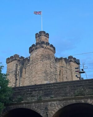 Mara Wilson Instagram - So long, beautiful Newcastle! Loved being at @comicconnortheast and meeting some of the NICEST people I’ve ever met!

Special shoutouts to the fans who gave me a box of Cheerios, the woman who NAMED HER DAUGHTER Mara after me (!!!), this adorable dog dressed as Stitch, lovely afternoon tea at @malmaison on the Quay, WONDERFUL Indian food from @simlanewcastle and delicious Jamaican takeaway from Lev’s Delivery, and most of all the AMAZING women at Fenwick’s and the Clinique counter at @marksandspencer, who helped me pick out a beautiful dress and the perfect makeup for the event after BA lost my luggage! (I got it back a day before I left — all’s well that ends well!)

I was so sad to leave the kind Geordies (and Scots!), the lovely Toon, and the beautiful countryside. I can only hope to be back soon!