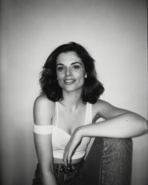 Marcela Lahaud Instagram - A Marcela da Inteligência Artificial passando para te desejar um: ÓTIMO SEZT0U 😎✨

.
.
#picoftheday #aiart #aiphotography #inteligenciaartificial #retroaesthetic