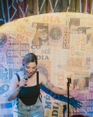 Marcela Lahaud Instagram - 📸📸📸 #photodump pelas lentes da @lally.z
na abertura do solo da @soucaroldelgado no @clubedominhoca 🤍!

Eu desejo que o seu domingo, apesar de ser domingo, não esteja com gosto de domingo. 

E se o seu domingo está com cara de domingo, que você tenha uma alegria nesse domingo que mude seu domingo. Igual eu tive ao receber essas fotos da @lally.z ☺️💛
 
.
#standup #standupbr #humor #humorbr #explorar #explorer