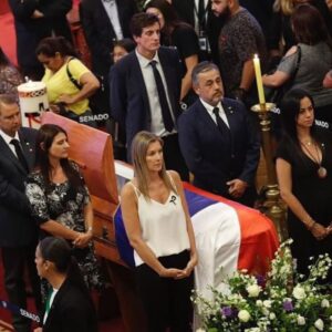 Marcela Sabat Instagram - 🇨🇱 El país entero hoy agradece su inquebrantable compromiso y entrega querido Presidente. Chilenos y chilenas de todos los rincones lo vienen a despedir con tanto cariño.

Honrada de poder recibirlo hoy en el excongreso y acompañarlo siendo parte de su guardia junto a otros diputados y senadores de su querido @rnchile.

Su dolorosa partida deja un enorme vacío. Sabremos cuidar su tremendo legado.

Aún no se entiende, no se cree…

Hasta siempre querido Presidente 🕊️🖤.