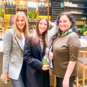 Marcela Sabat Instagram - ¡Entretenido lanzamiento de una nueva edición de @revista_velvet y tremenda portada de @carlajaracadiz !

Puedes adquirir la tuya en www.revistavelvet.cl