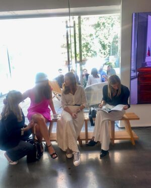 Marcela Sabat Instagram - Gracias @revista_velvet por la invitación al lanzamiento de esta edición especial con contenido inédito del Pdte. Sebastián Piñera. Sin duda un particular archivo para atesorar.
En una de sus frases reconoce no temerle a la muerte pero sí a la vejez. En la foto con su hija Cecilia Piñera Morel, quien nos comentó que quizás si él hubiera escrito su propio guión de cómo morir hubiese sido algo muy parecido a lo ocurrido 😢.

Es difícil creerlo aún. 

Felicitaciones a @katherine_echaiz @paula_comandari y a todo el equipo VELVET por el lindo resultado.