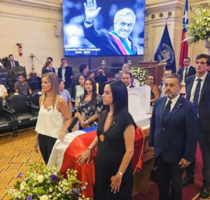 Marcela Sabat Instagram - 🇨🇱 El país entero hoy agradece su inquebrantable compromiso y entrega querido Presidente. Chilenos y chilenas de todos los rincones lo vienen a despedir con tanto cariño.

Honrada de poder recibirlo hoy en el excongreso y acompañarlo siendo parte de su guardia junto a otros diputados y senadores de su querido @rnchile.

Su dolorosa partida deja un enorme vacío. Sabremos cuidar su tremendo legado.

Aún no se entiende, no se cree…

Hasta siempre querido Presidente 🕊️🖤.