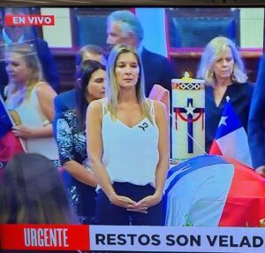 Marcela Sabat Instagram - 🇨🇱 El país entero hoy agradece su inquebrantable compromiso y entrega querido Presidente. Chilenos y chilenas de todos los rincones lo vienen a despedir con tanto cariño.

Honrada de poder recibirlo hoy en el excongreso y acompañarlo siendo parte de su guardia junto a otros diputados y senadores de su querido @rnchile.

Su dolorosa partida deja un enorme vacío. Sabremos cuidar su tremendo legado.

Aún no se entiende, no se cree…

Hasta siempre querido Presidente 🕊️🖤.