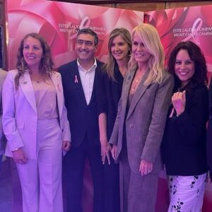 Marcela Sabat Instagram - El #cancerdemama es la primera causa de muerte en cánceres de las mujeres chilenas. 
Cada 3 horas, una mujer es diagnosticada con esta enfermedad.
5 mujeres mueren a diario a causa de este tipo de cáncer en Chile.

Por estas importantes razones es que estamos muy orgullosos de haber sido parte de esta prestigiosa campaña liderada por la fundación benéfica de @esteelauder_cl @bcc_chile generando la alianza pública privada desde @womanandequalitys 

Muchísimas gracias a @esteelauder_cl por la confianza y a las marcas @grupo_cbb @bicevida y @bancobice por atreverse a dar un paso más allá y entregar sus plataformas a nivel nacional para promover la concientización contra el cáncer de mama.

#HazteLaMamografía #AcabemosConElCancerDeMama