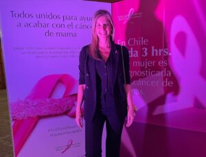 Marcela Sabat Instagram - El #cancerdemama es la primera causa de muerte en cánceres de las mujeres chilenas. 
Cada 3 horas, una mujer es diagnosticada con esta enfermedad.
5 mujeres mueren a diario a causa de este tipo de cáncer en Chile.

Por estas importantes razones es que estamos muy orgullosos de haber sido parte de esta prestigiosa campaña liderada por la fundación benéfica de @esteelauder_cl @bcc_chile generando la alianza pública privada desde @womanandequalitys 

Muchísimas gracias a @esteelauder_cl por la confianza y a las marcas @grupo_cbb @bicevida y @bancobice por atreverse a dar un paso más allá y entregar sus plataformas a nivel nacional para promover la concientización contra el cáncer de mama.

#HazteLaMamografía #AcabemosConElCancerDeMama