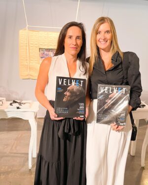 Marcela Sabat Instagram - Gracias @revista_velvet por la invitación al lanzamiento de esta edición especial con contenido inédito del Pdte. Sebastián Piñera. Sin duda un particular archivo para atesorar.
En una de sus frases reconoce no temerle a la muerte pero sí a la vejez. En la foto con su hija Cecilia Piñera Morel, quien nos comentó que quizás si él hubiera escrito su propio guión de cómo morir hubiese sido algo muy parecido a lo ocurrido 😢.

Es difícil creerlo aún. 

Felicitaciones a @katherine_echaiz @paula_comandari y a todo el equipo VELVET por el lindo resultado.