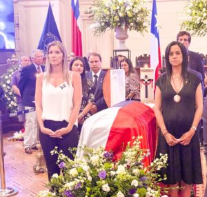 Marcela Sabat Instagram - 🇨🇱 El país entero hoy agradece su inquebrantable compromiso y entrega querido Presidente. Chilenos y chilenas de todos los rincones lo vienen a despedir con tanto cariño.

Honrada de poder recibirlo hoy en el excongreso y acompañarlo siendo parte de su guardia junto a otros diputados y senadores de su querido @rnchile.

Su dolorosa partida deja un enorme vacío. Sabremos cuidar su tremendo legado.

Aún no se entiende, no se cree…

Hasta siempre querido Presidente 🕊️🖤.