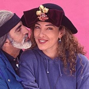 Marcela Carvajal Instagram - Esto es todo un #tbt de mis primeras portadas con #frankramirez para lanzar #mariamaria la primera serie donde fui protagonista y ganadora de mi primer premio a mejor actriz, pero mejor que eso, amigos para toda la vida! Mejor padrino no pude tener. #firstcover #first leading role