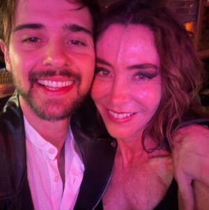 Marcela Carvajal Instagram - Un poco de la última noche donde me despedí de mis compañeros de serie pero me reencontré con otros compañeros que no veía hace mucho tiempo!!! @lamuelagonzalez @claudiodlatorre @julianagalvisv @lidiasanjose.oficial @rodolfosalas03 @jfsamper @caromirandaof @marisolcorreavega @juliancerati @emilianopernia @juansediez10 @danielasarria1 @johnojeda17 @manolocardona @carlos1torres1 @mabelmoreno1 @sebastianosmer @juana_acosta @marcelamar07 @diegotrujillo  #wrapupparty