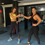 Marcela Carvajal Instagram - Días de ejercicio en @stepaheadfitness. Dirigiendo un poco de estiramiento y compartiendo con esta súper visita de @monicagomezactriz. Amigas que hacen ejercicio juntas…. Ustedes completen la frase Training in @stepaheadfitness with a great friend @monicagomezactriz. Friends who exercise together…..help me to complete the phrase!