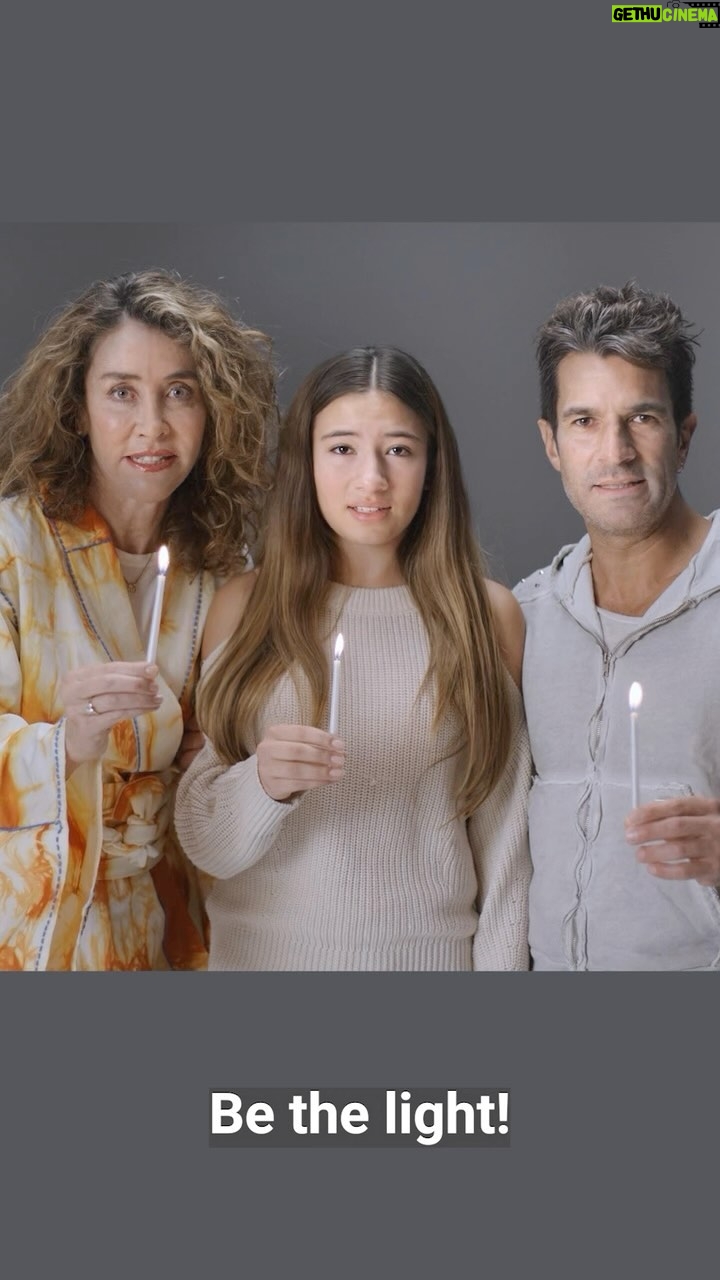 Marcela Carvajal Instagram - En este día de velitas este mensaje está perfecto…be the light! #bethelight #sélaluz. Deseo que seamos la luz que acabe con la oscuridad del odio y los extremos. I wish we’d be the light that ends the darkness of hate and extremism.
