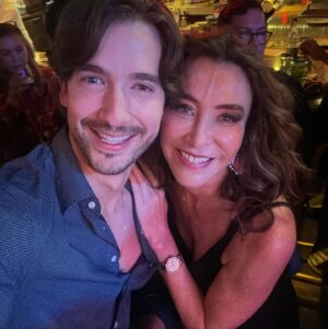 Marcela Carvajal Instagram - Un poco de la última noche donde me despedí de mis compañeros de serie pero me reencontré con otros compañeros que no veía hace mucho tiempo!!! @lamuelagonzalez @claudiodlatorre @julianagalvisv @lidiasanjose.oficial @rodolfosalas03 @jfsamper @caromirandaof @marisolcorreavega @juliancerati @emilianopernia @juansediez10 @danielasarria1 @johnojeda17 @manolocardona @carlos1torres1 @mabelmoreno1 @sebastianosmer @juana_acosta @marcelamar07 @diegotrujillo  #wrapupparty