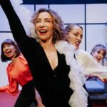 Marcela Carvajal Instagram – Hoy día del #teatro no puedo ser más afortunada de estar en temporada con una obra exitosa, llena de público, rodeada de talentosisimas actrices de las que aprendo todos los días.  Gracias @tdeteatrocolombia #wilson por invitarme a ser parte de este montaje.  Gracias a ustedes que permiten hacer esa comunión única de una función de teatro, el ejemplo perfecto del tiempo presente e irrepetible.  Ninguna función es igual a otra y diría que el teatro es imposible captarlo con una cámara.  Definitivamente larga vida al TEATRO. #fannymickey tú siempre presente y en esta semana de reflexión que maravilla hacerle un homenaje a esos festivales de teatro con ofertas teatrales.  Los esperamos #lasnoviasdetravolta _En la Semana Mayor asiste a la Comedia del año,_

*Las Novias de Travolta*
Más de 10 mil personas la han ovacionado de jueves a sábado 8 p.m., Festivos 5:30 p.m. en sala Arlequín de *Casa E Borrero Cra. 24 # 41-69*

Adquiera sus entradas 
¡antes de que se terminen!

Autor 
Andrés Tulipano

Director 
Wilson León García @eldelteatro

Esta semana Con: 
Katherine Vélez 
@lavelezoficial

Marcela Carvajal 
@mcarvajal28

Alexandra Restrepo @alexarestrepo

Luz Estrada 
@soyluzestrada

Valor entradas 
$ 70 mil platea posterior
$ 90 mil platea delantera

Info y reservas en WhatsApp 
3002444040 y 3223180259

O comprando en este enlace:
https://www.dinaticket.com/co/provider/18317/event/4905989

Compra ahora mismo, atención personal en el WhatsApp al 3002444040

También puedes adquirirlas en siguiente enlace 👇

https://www.dinaticket.com/co/provider/18317/event/4905989