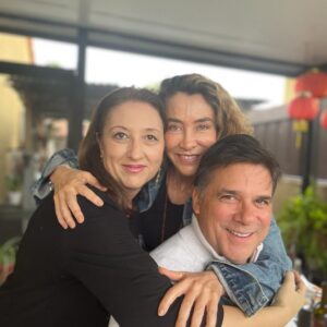 Marcela Carvajal Instagram - Delos regalos maravillosos que me dejó el 2023 fue conocer a #liliadelatorre @uslegalpartners una abogada absolutamente pila que nos ayudó con todos los papeles aquí en USA.  El otro regalo fue volver a ver a @gusarcangel en persona.  Gracias a #lilia y a su familia por tanta generosidad!!!