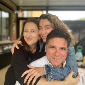 Marcela Carvajal Instagram - Delos regalos maravillosos que me dejó el 2023 fue conocer a #liliadelatorre @uslegalpartners una abogada absolutamente pila que nos ayudó con todos los papeles aquí en USA.  El otro regalo fue volver a ver a @gusarcangel en persona.  Gracias a #lilia y a su familia por tanta generosidad!!!
