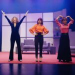 Marcela Carvajal Instagram – Hoy día del #teatro no puedo ser más afortunada de estar en temporada con una obra exitosa, llena de público, rodeada de talentosisimas actrices de las que aprendo todos los días.  Gracias @tdeteatrocolombia #wilson por invitarme a ser parte de este montaje.  Gracias a ustedes que permiten hacer esa comunión única de una función de teatro, el ejemplo perfecto del tiempo presente e irrepetible.  Ninguna función es igual a otra y diría que el teatro es imposible captarlo con una cámara.  Definitivamente larga vida al TEATRO. #fannymickey tú siempre presente y en esta semana de reflexión que maravilla hacerle un homenaje a esos festivales de teatro con ofertas teatrales.  Los esperamos #lasnoviasdetravolta _En la Semana Mayor asiste a la Comedia del año,_

*Las Novias de Travolta*
Más de 10 mil personas la han ovacionado de jueves a sábado 8 p.m., Festivos 5:30 p.m. en sala Arlequín de *Casa E Borrero Cra. 24 # 41-69*

Adquiera sus entradas 
¡antes de que se terminen!

Autor 
Andrés Tulipano

Director 
Wilson León García @eldelteatro

Esta semana Con: 
Katherine Vélez 
@lavelezoficial

Marcela Carvajal 
@mcarvajal28

Alexandra Restrepo @alexarestrepo

Luz Estrada 
@soyluzestrada

Valor entradas 
$ 70 mil platea posterior
$ 90 mil platea delantera

Info y reservas en WhatsApp 
3002444040 y 3223180259

O comprando en este enlace:
https://www.dinaticket.com/co/provider/18317/event/4905989

Compra ahora mismo, atención personal en el WhatsApp al 3002444040

También puedes adquirirlas en siguiente enlace 👇

https://www.dinaticket.com/co/provider/18317/event/4905989