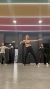 Marcela Carvajal Instagram - Seguimos en actividades “extracurriculares”. Un poco de África-fusión gracias @simonpatricio_samper y @andreasaieh por esa parte invitation!!! More extra activities, some Africa-fusion dancing!!! I love it