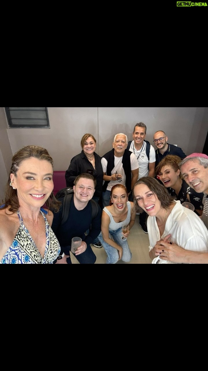 Marcela Carvajal Instagram - Gracias #bucaramanga gracias @tdeteatrocolombia gracias @sandrafbarrera . #soldout almost 2000 people in two days!!! #lasnoviasdetravolta