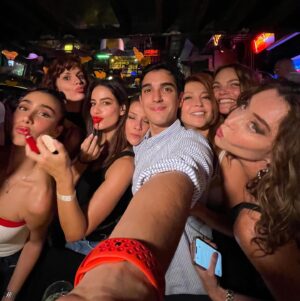 Marcela Carvajal Instagram - Un poco de la última noche donde me despedí de mis compañeros de serie pero me reencontré con otros compañeros que no veía hace mucho tiempo!!! @lamuelagonzalez @claudiodlatorre @julianagalvisv @lidiasanjose.oficial @rodolfosalas03 @jfsamper @caromirandaof @marisolcorreavega @juliancerati @emilianopernia @juansediez10 @danielasarria1 @johnojeda17 @manolocardona @carlos1torres1 @mabelmoreno1 @sebastianosmer @juana_acosta @marcelamar07 @diegotrujillo  #wrapupparty