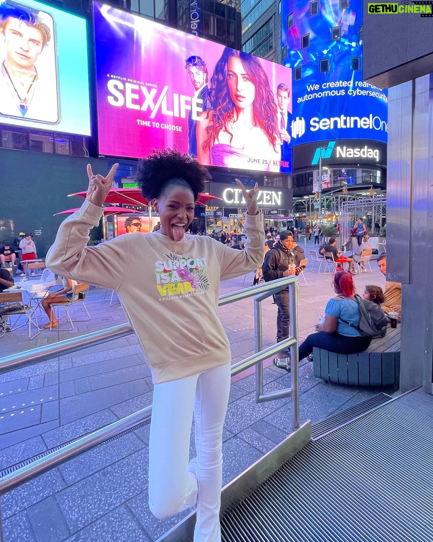 Margaret Odette - 3.7K Likes - We made it to Times Sq Baybeeeeeš„³
@sexlife
@netflix
@sarahshahi
@adam_demos @realmikevogel
@littleruke
@margaretodette
#timessquarebillboards