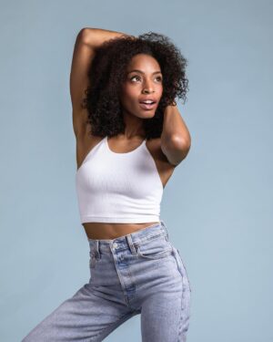 Margaret Odette Instagram - Mood✨
Have a great week everybody❤️💚💙
.
.
.
📸 @ninomunoz 
💃🏾 @mollyddickson x @levis
💇🏾‍♀️ @colour_me_nat 
💄 @ashley_rocha 
.
.
@sexlife @netflix #mondaymotivation #margaretodette #sexlifenetflix #netflix #strongblacklead