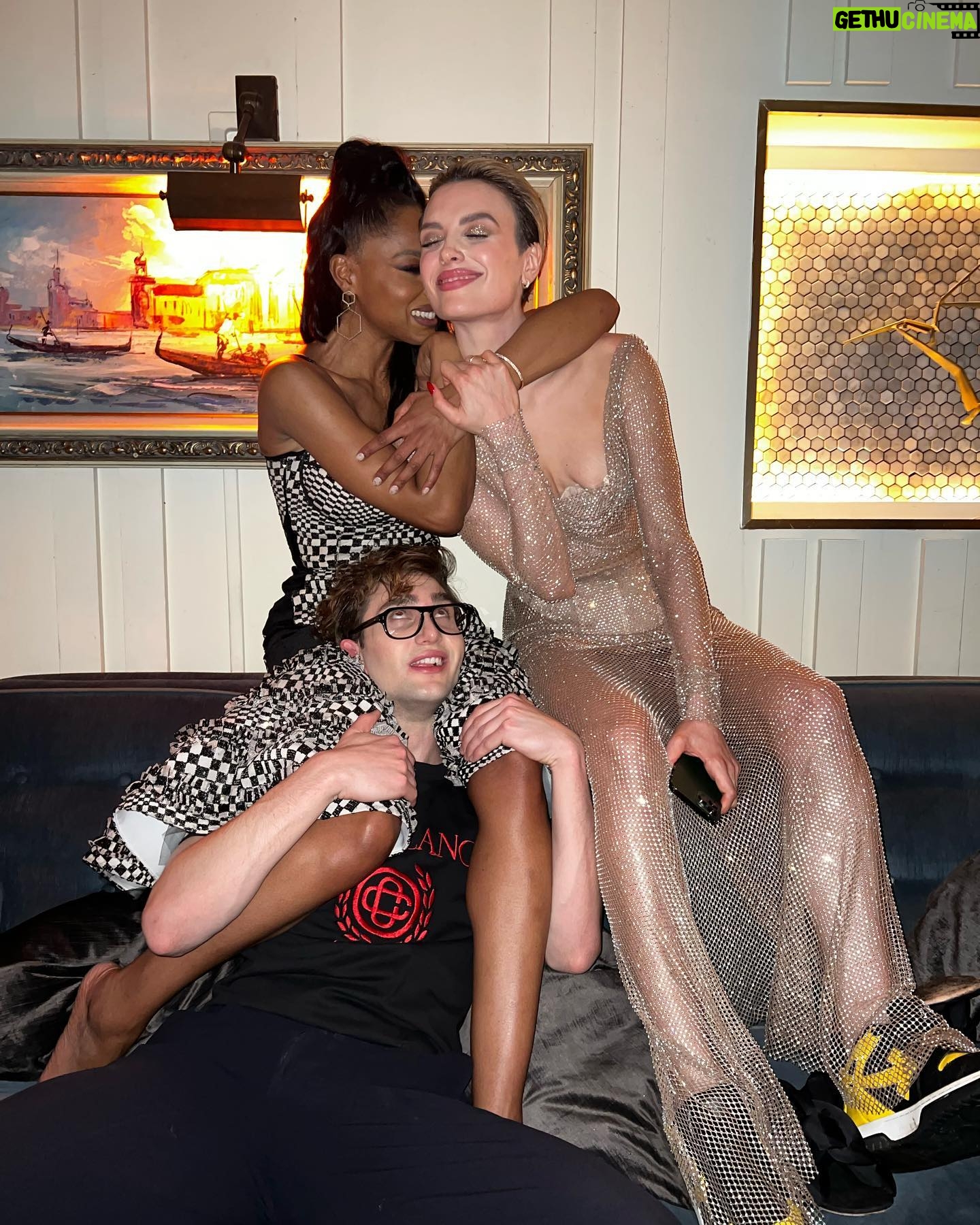 Margaret Odette - 4.7K Likes - Whip Whipš¤š¤
.
.
.
Sex/Life season 2 premiere fiesta. A fully magical night!
šš¾āāļø @larryjarahsims
š @porschefabulous
šš¾ @ain_nai
š· Charley Gallay
#imthebar #margaretodette #sexlifenetflix #strongblacklead #simstyled #beautybyporsche #ainsmith