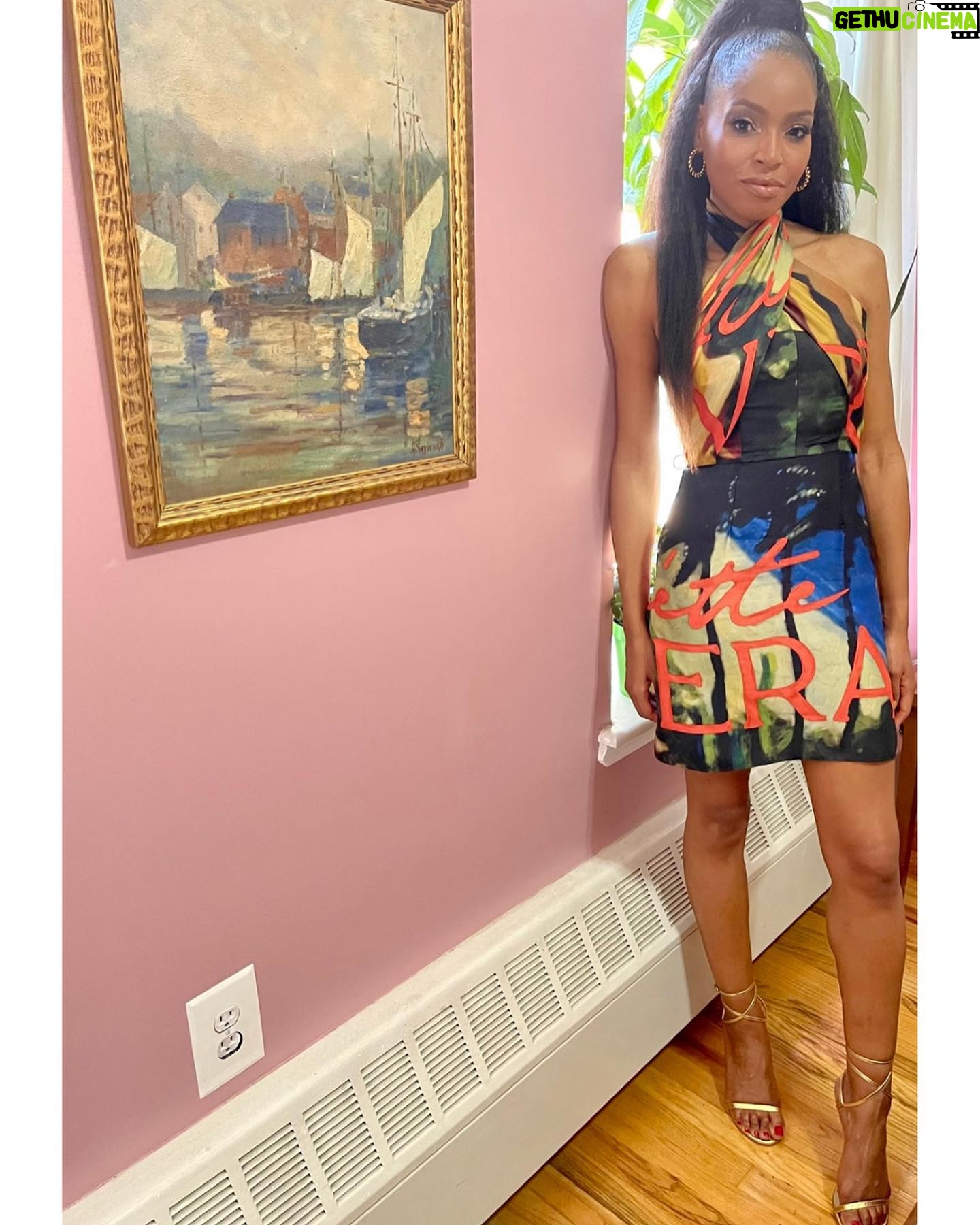 Margaret Odette - 4.1K Likes - Final @sexlife press day cesāt fini!
Cue the commemorative photoshoot⦠and check us out on @netflix Friday June 25thā¤ļøāš„
.
.
.
Thanks to this INSANE glam crew, which included my first chance to wear one of my favorite American designers @jasonrembertšš¾
Styling: @shameelahhicks
Hair: @naeemahlafond
Makeup: @billieegene
Dress: @alietteny
Shoes (criss-cross):@stuartweitzman
.
.
#margaretodette #sexlifenetflix #pressjunket #supportblackcreatives #supportbipoccreatives #aliette