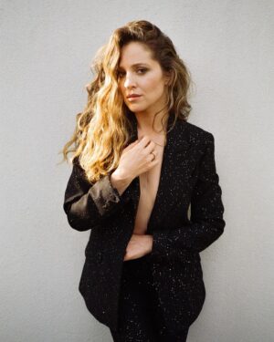 Margarita Levieva Instagram - The Acolyte premieres tonight!!

And I got to dress up and celebrate with the people I love💫💫

Thanks @bailey.moon for another home run!
Photo @sarabouwman
Hair @xaviervelasquez 
Makeup @samaddington
Tailoring @thepierangelia

Suit @gabrielahearst
Shoes @aquazurra 
Jewelry @grazielagems @effyjewelry @bondeyejewelry 

@officialacolyte 
@starwars
#LeslyeHeadland
@disneyplus