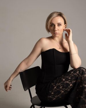 Margarita Rodina Instagram - ВСЕ ПЛОХО!
У меня есть подруга, она недавно спросила - а как ты читаешь про себя негатив и не расстраиваешься? Я бы так не смогла!!

 А что расстраиваться - что бы я не сказала - всегда найдется некая кучка, которая накидает тебе своего фу!! Им всегда все плохо! Всегда! 

Когда я шучу про детей- мне накидывают - это ужасная мать, она не любит детей, бедные дети. Когда я в интервью сказала, что у меня красивая дочь - мне тут же напихали- некрасивая и страшная и вообще, так хвалить своих детей это перебор, позор! Постеснялась бы 

 Три мужа? Понятно - шлюха!! Нет мужчины - да понятно, страшная же. Кто на такую посмотрит!!

 Но недавно уже совсем перемкнуло- недавно я выложила пост об отдыхе в Териберке и тут понеслось - что за место отдыха, фигня, зачем туда ехать, делать нечего, не может нормально выбрать, где отдыхать, ты что дура, тратить свои деньги на такую хрень! Вот совсем, не позорилась бы, нормально бы отдыхала, как другие, в нормальных местах, а не показывала такой ужас, дети же смотрят!!!! 

Ребята, чесслово- отъе.битесь) 
Высуньте голову из соцсетей, посмотрите в окошко - Там сегодня солнышко! А то и не заметите!

Фото @ann_chagley 
Образ @nina_nezhinskaia 
Волосы @andrey_adis 
Обаяние природное, изгибы натуральные, но все равно напихают))

#женскийстендап
#отпуск
#афишамосква