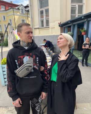 Margarita Rodina Instagram - 25!!!
Божечки мои, помогите, кто-нибудь- моему сыну 25 лет. 
Это же мне, мне 25, вот же зеркало и мои минус 3 об этом точно говорят!

Саша, сынок, с днем рождения! Я не верю, что мы справились, но это так! 
Люблю тебя сильно, теперь тебе уже не пожелаешь- расти большой, тогда просто - расти духовно, больше спи, перестань есть уже эти чипсы, не лысей, не забывай раз в месяц- мать в Ашан. Не торопись - ни с вкладами, ни с внуками - сначала все хорошенько продумай!

Не останавливайся- ни в мечтах, ни в татуировках- столько еще мест, которые достойны внимания)

 Обняла, послезавтра жду! Повезем младшего в ТЦ!

#женскийстендап #деньрождения #татумосква
