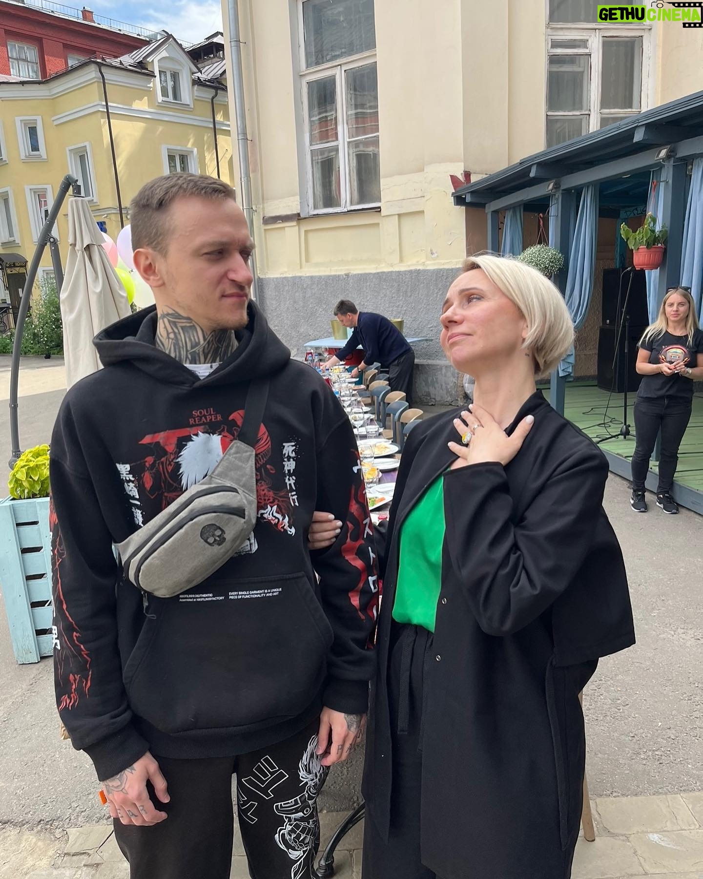 Margarita Rodina - 7.9K Likes - 25!!!
Божечки мои, помогите, кто-нибудь- моему сыну 25 лет.
Это же мне, мне 25, вот же зеркало и мои минус 3 об этом точно говорят!
Саша, сынок, с днем рождения! Я не верю, что мы справились, но это так!
Люблю тебя сильно, теперь тебе уже не пожелаешь- расти большой, тогда просто - расти духовно, больше спи, перестань есть уже эти чипсы, не лысей, не забывай раз в месяц- мать в Ашан. Не торопись - ни с вкладами, ни с внуками - сначала все хорошенько продумай!
Не останавливайся- ни в мечтах, ни в татуировках- столько еще мест, которые достойны внимания)
Обняла, послезавтра жду! Повезем младшего в ТЦ!
#женскийстендап #деньрождения #татумосква