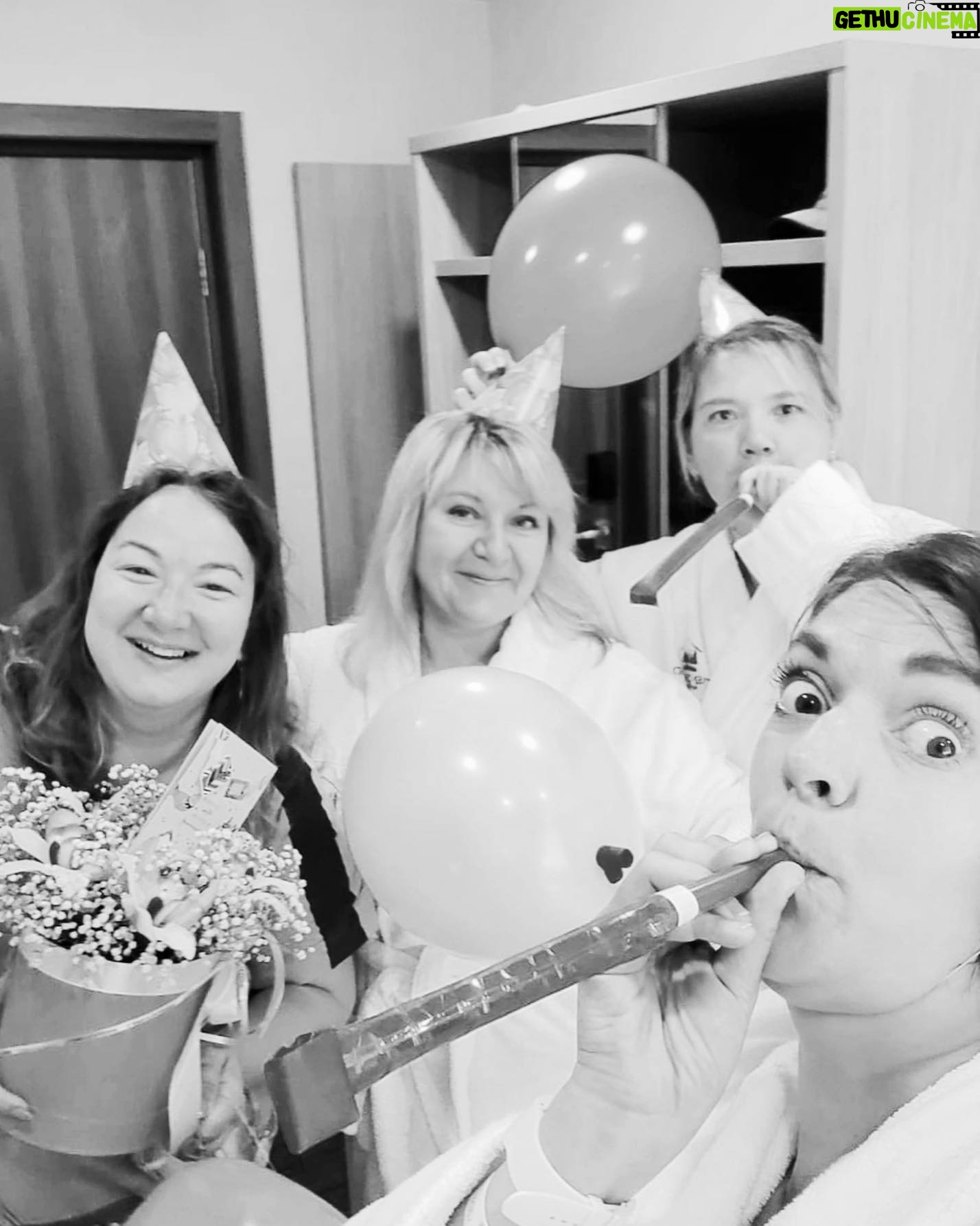 Margarita Rodina - 2.8K Likes - Я недавно сидела с подругой в кафе и мимо нас прошла девушка и моя подруга ей вслед говорит - фу, слишком красивая телка, аж неприятно! Я смотрю - а там правда - такая красивая, что невозможно отвести взгляд, я прям залюбовалась.
Почему мы так реагируем на чужую красоту, ведь женщины это так прекрасно! мне вообще нравится смотреть на женщин - мы все невероятно красивы.
С короткими волосами, с длинными. С татуировками и загаром, с пирсингом, с ресницами, с губами, жестами, с поворотом головы, движением плечом.
Как сильно красивы женщины в 20, красивы в 40, красивы в 60! С детьми и без, с мужчиной и без, с собачкой в сумке, с кошкой на аватарке.
Красивы танцующие на свадьбе у подруги, спорящие на кухне, смеющиеся в кафе, злящиеся на дождь и дебильный лак для волос. Флиртующие на свиданиях, плачущие над Серканом Болатом
Любящие, вспоминающие, циничные, удаляющие его фотки, кричащие - да больше никогда и снова влюбляющиеся!
Бедные мужчины, как вы выдерживаете столько красоты? я понимаю почему некоторые религиозные фанатики при встрече с женщиной отворачиваются! потому что это слишком сильно, красиво, притягательно!
Женщины, вы прекрасны! В любом возрасте, в любом теле. Никогда этого не забываете!
Мужчины - вас я тоже люблю, но это совсем другой пост)
#женскийстендап
#красотаспасетмир
#женщины