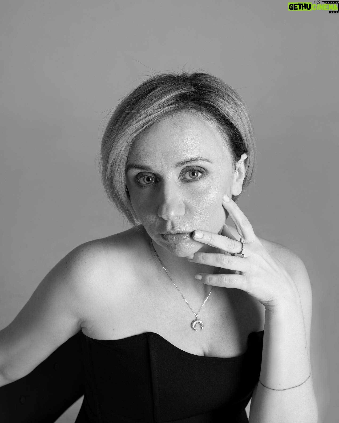 Margarita Rodina - 2.7K Likes - Была я тут на приеме у врача- гинеколога и в какой-то момент она, не вынимая головы, говорит- «Боже, ну до чегож у вас еще репродуктивная матка, по ней прям видно, что она еще хочет рожать! Может подумаете?»
А у меня как бы трое детей и летом мне 45! Все, о чем я могу думать- что следующий паспорт бессрочный!!! Поэтому, если у меня кто-то хочет рожать, то пожалуйста- пусть съезжает и рожает сколько влезет!! Я вообще не против! Только замки поменяю.
Все, что я уже рожу в своей жизни - это проект, шоу и два сценария! Я прям сейчас в процессе зачатия!
Ждите!!
Фото @ann_chagley
#женскийстендап
#сценарий
#кино