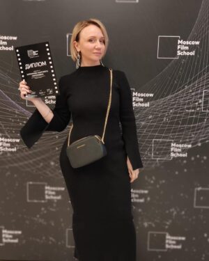 Margarita Rodina Instagram - Ну что - свершилось!
Я дипломированный специалист! По сценарному мастерству)

Вчера в Московской школе кино был выпускной с вручением дипломов.
Да, мне 44 года, я пошла на свой выпускной и да, мне туда сопровождал парень!
Дальше, видимо, будет кто-то на скейте)

Это были сумасшедшие 2,5 года. Лучший курс - мы уже приняли участие в 24 проектах, выиграли конкурсы, были на фестивалях, получали финансирование и снимали свое кино. 
 Прикиньте, что мы будем вытворять с дипломами! 

Обнимаю всех своих талантливых сокурсников. Кланяюсь в пол нашему куратору - Олегу Сироткину. Преклоняюсь перед лучшим педагогическим составом!

 И помните- в кино все профессии важны. Все! Но!
В НАЧАЛЕ БЫЛО СЛОВО!

И главное, со мной вчера получила диплом моя дочь - в профессии «Художник по гриму». Выпускницы)

Образ @nina_nezhinskaia 
Платье @tronovabrand 

#кино #выпускной 
#женскийстендап