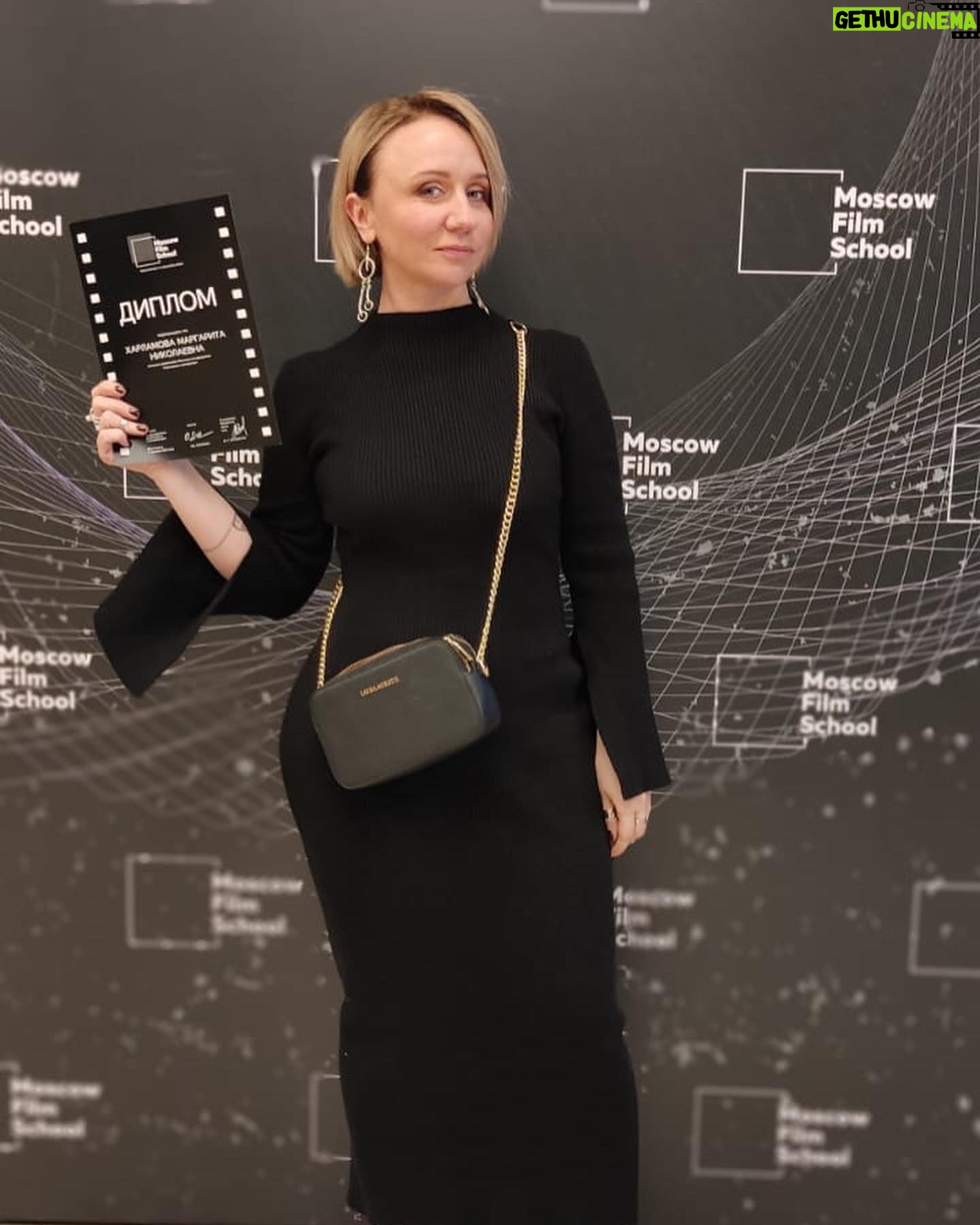 Margarita Rodina - 2.9K Likes - Ну что - свершилось!
Я дипломированный специалист! По сценарному мастерству)
Вчера в Московской школе кино был выпускной с вручением дипломов.
Да, мне 44 года, я пошла на свой выпускной и да, мне туда сопровождал парень!
Дальше, видимо, будет кто-то на скейте)
Это были сумасшедшие 2,5 года. Лучший курс - мы уже приняли участие в 24 проектах, выиграли конкурсы, были на фестивалях, получали финансирование и снимали свое кино.
Прикиньте, что мы будем вытворять с дипломами!
Обнимаю всех своих талантливых сокурсников. Кланяюсь в пол нашему куратору - Олегу Сироткину. Преклоняюсь перед лучшим педагогическим составом!
И помните- в кино все профессии важны. Все! Но!
В НАЧАЛЕ БЫЛО СЛОВО!
И главное, со мной вчера получила диплом моя дочь - в профессии «Художник по гриму». Выпускницы)
Образ @nina_nezhinskaia
Платье @tronovabrand
#кино #выпускной
#женскийстендап