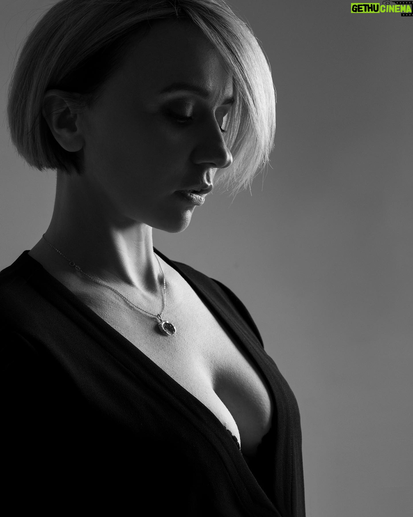 Margarita Rodina - 2.7K Likes - АНТИ-ИТОГИ
В этом году я:
-мало отдыхала, хотя обещала больше!
-мало проводила времени с семьей, детьми, мамой, друзьями. Все откладывала на потом, так год и прошел!
-мало думала о своем здоровье! Не болит и хорошо, заболит-решим, что я зря деньги зарабатываю! Больше так не буду!
- не устроила личную жизнь. Работа.дедлайны, гастроли, учеба. Мужчины потерялись в этом списке важных дел
- не перестала злиться, завидовать, обсирать других людей.
- йога и я так и не познакомились!
- не купила квартиру
-не купила Дайсон и новую стиралку
- не позвонила куче людей после слов- я тебе позвоню попозже
-не сказала куче людей- я тебя люблю, ценю, восхищаюсь!
-Мало спала и ела опять всякую хрень!
-забыла,где мои границы
Пора любить себя!
Фото @ann_chagley
Мэйк @nina_nezhinskaia
Волосы @andrey_adis
Грудь своя
#женскийстендап
#марафон
#держись