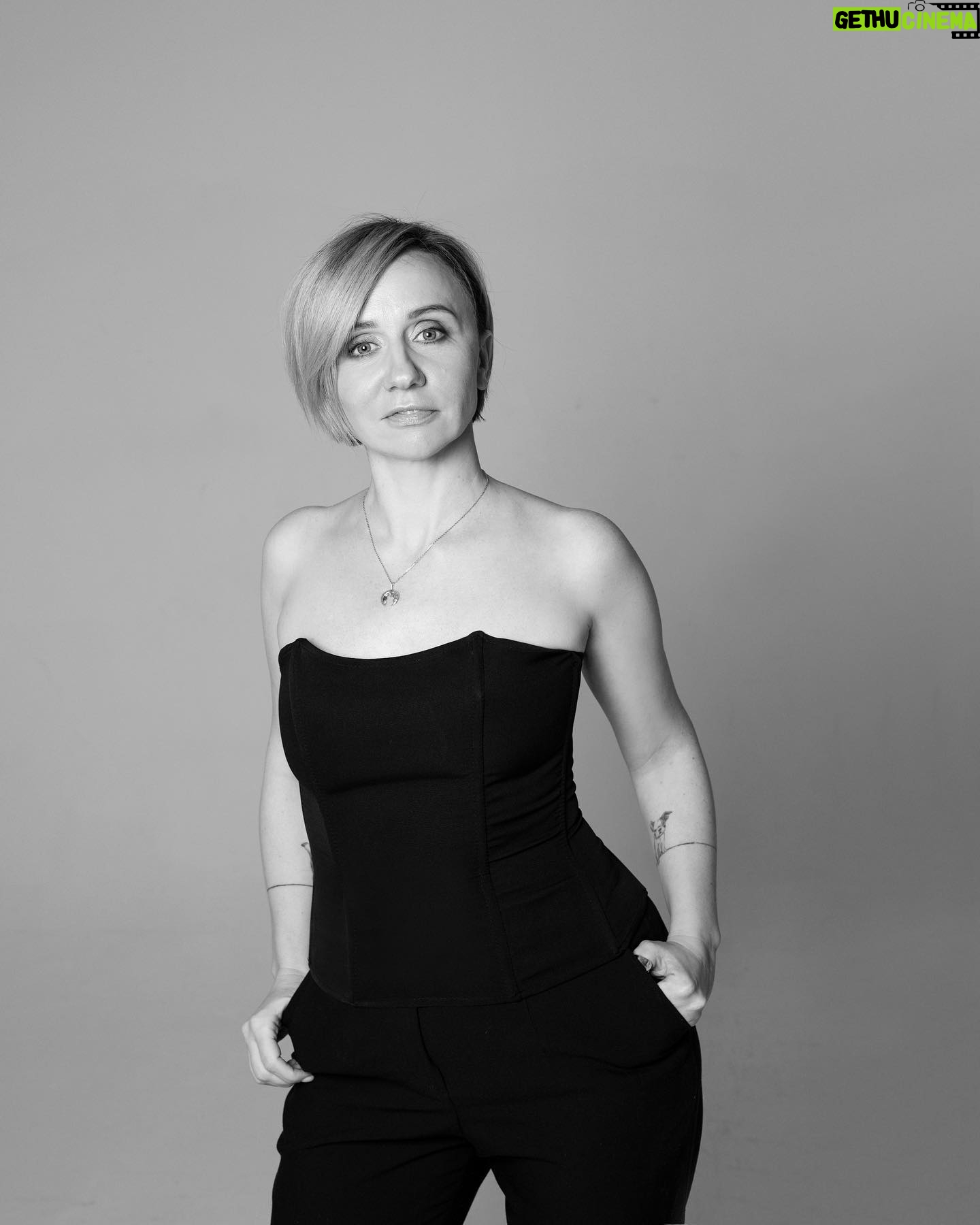 Margarita Rodina - 4.1K Likes - Советы от взрослой женщины:
- видишь туалет - сходи!
- Два по цене одного - бери четыре!
- Не хочешь - не рожай ( не пей, не соглашайся на секс, не смейся над его шутками, не сиди на диете, не выходи замуж, не крась яйца на Пасху, не хоти) это нормально!
- Постельное белье не всегда хороший подарок. И кухонное полотенце!
- Конфеты Рафаэль с возрастом все реже передариваются. На коркунов это не действует.
- Танцуй, пока суставы позволяют!
- Не держись. Ни за него, ни за приятельниц. Ни за сумочку-люкс. Держись за мечту! И за недвижимость!
- Не бойся. Мы все равно умрем, но кто-то умрет счастливый!
Супер фотографии от @ann_chagley
Макияж @nina_nezhinskaia
Волосы @andrey_adis
#женскийстендап
#новыйгод
#подарки
