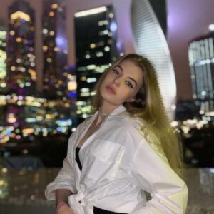Margarita Rodina Instagram - 21 год, как ты называешь меня мамой, закатываешь глаза на мои шутки, путаешь мою косметику со своей (моя дорогая!), делишься своими заботами и радостями и модными толстовками!

Сложно было отпустить тебя в этот большой мир и надеяться, что он тебя не обидит! Я учусь быть мамой взрослой и красивой девушки, это сложнее, чем в пубертате! Потому что это уже точно навсегда)

Но все получится!
Впервые скажу- но глядя на тебя, я понимаю, что и внуки у меня будут тоже очень красивые! 
Люблю, обнимаю, с днем рождения, дочка!

#деньрождения
#женскийстендап
#люблюцветы