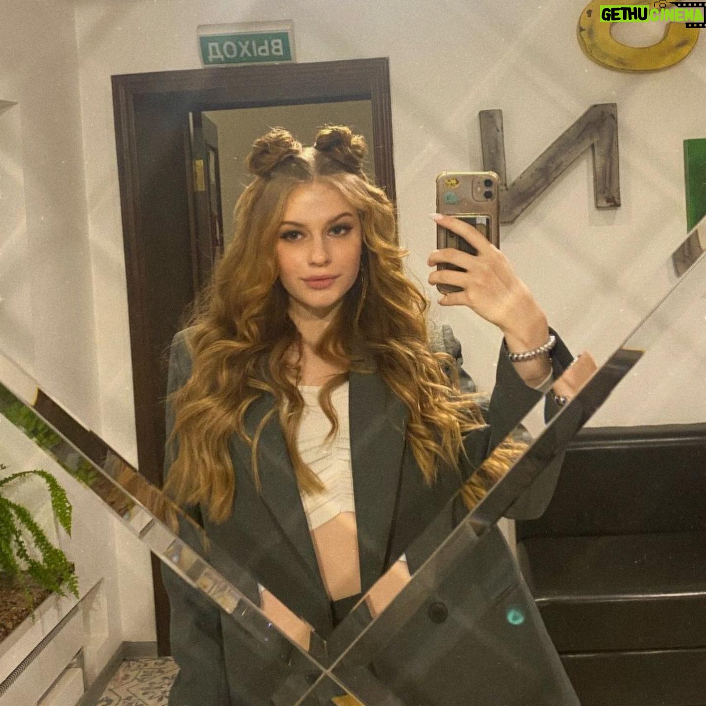 Margarita Rodina - 3.5K Likes - 21 год, как ты называешь меня мамой, закатываешь глаза на мои шутки, путаешь мою косметику со своей (моя дорогая!), делишься своими заботами и радостями и модными толстовками!
Сложно было отпустить тебя в этот большой мир и надеяться, что он тебя не обидит! Я учусь быть мамой взрослой и красивой девушки, это сложнее, чем в пубертате! Потому что это уже точно навсегда)
Но все получится!
Впервые скажу- но глядя на тебя, я понимаю, что и внуки у меня будут тоже очень красивые!
Люблю, обнимаю, с днем рождения, дочка!
#деньрождения
#женскийстендап
#люблюцветы